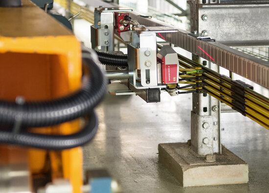 PLUG & PLAY 1: While the existing bus bar on the left side of the rack aisle remains in operation, the LTW team is already installing the new bus bar including bar code distance measurement on the right side. All that needs to be done on the agreed date is to switch them over PLUG & PLAY 1: While the existing bus bar on the left side of the rack aisle remains in operation, the LTW team is already installing the new bus bar including bar code distance measurement on the right side. All that needs to be done on the agreed date is to switch them over