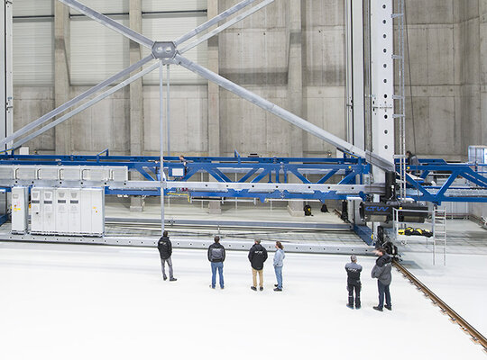 Regalbediengerät für eine Nutzlast von 13,5 Tonnen Regalbediengerät für eine Nutzlast von 13,5 Tonnen
