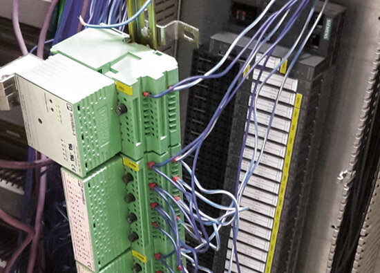 PLUG & PLAY 2: Pre-installation of the new control during operation of the old components that have already been partially taken out of the control cabinet. PLUG & PLAY 2: Pre-installation of the new control during operation of the old components that have already been partially taken out of the control cabinet.