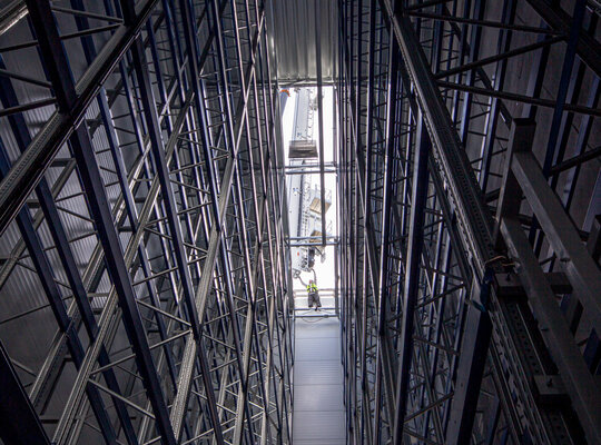 Einbringung neues LTW-Regalbediengerät Einbringung neues LTW-Regalbediengerät