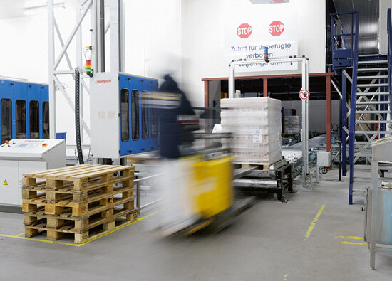 Pallet loading station with automatic RFID detection and conveyor system loop at the interface with the high-bay warehouse Pallet loading station with automatic RFID detection and conveyor system loop at the interface with the high-bay warehouse