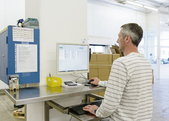 Hermes employee checks the status of the warehouse on the PC - faults are quickly detected by the warehouse control and visualization system from LTW Hermes employee checks the status of the warehouse on the PC - faults are quickly detected by the warehouse control and visualization system from LTW
