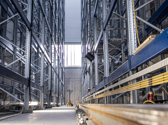 Einbringung neues LTW-Regalbediengerät Einbringung neues LTW-Regalbediengerät