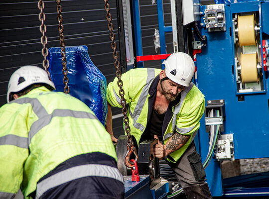 Einbringung neues LTW-Regalbediengerät Einbringung neues LTW-Regalbediengerät