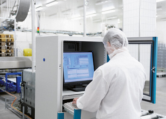 Employee of Hans Kupfer & Sohn is currently operating the software from the high-bay warehouse Employee of Hans Kupfer & Sohn is currently operating the software from the high-bay warehouse