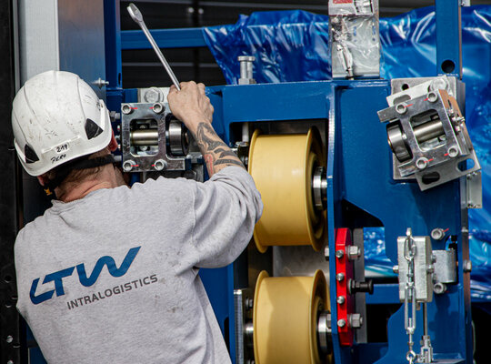 Einbringung neues LTW-Regalbediengerät Einbringung neues LTW-Regalbediengerät