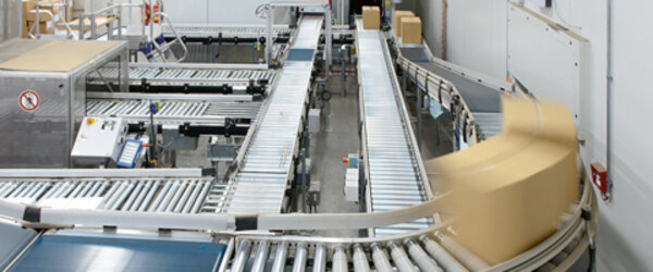 Automatischen Kleinteilelager und die fördertechnische Verbindung zur Kommisssionierzone