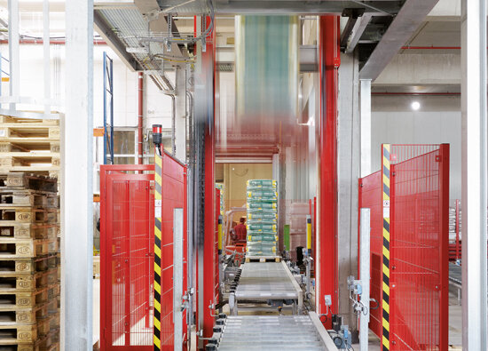 The automatic conveyor line for full pallets consists of three vertical lifts, two transfer cars and gravity roller conveyors The automatic conveyor line for full pallets consists of three vertical lifts, two transfer cars and gravity roller conveyors