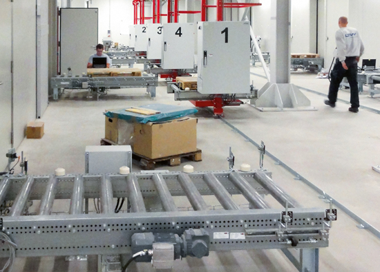 wie BACK SHOP tickt. Wir haben unsere Bedürfnisse im Detail wiedergefunden.“ DIE UMSETZUNG Bereits bei der Bodenplatte gestaltet sich die Schnittstelle zwischen Bau und Technik komplex – LTW zeichnet für den Unterfrierschutz des Erdreichs verantwortlich. Zum Lieferumfang des Generalunternehmers für die Intralogistik gehören außerdem die beiden Regalanlagen und die Dach-/Wandkonstruktion des HRL-Silos. Lagersteuerung, Lagerverwaltung, Warenwirtschaftssystem: die drei Ebenen des nahezu papierlosen BACK SHOP Workflows. Integration einer Elektrohängebahn (EHB) durch das LTW-Team