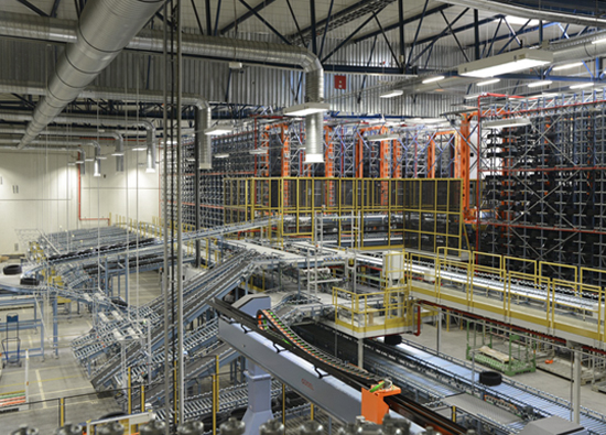 Das gesamte Hochregallager, welches in der bestehenden Halle aufgezogen wurde Das gesamte Hochregallager, welches in der bestehenden Halle aufgezogen wurde