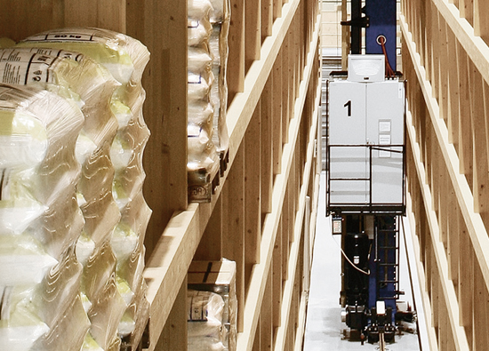 The 25-m high and 110-m long double-depth pallet store was constructed entirely from laminated timber, as a silo structure (roof and wall-bearing). 