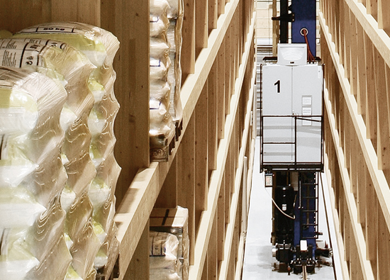 The 25-m high and 110-m long double-depth pallet store was constructed entirely from laminated timber, as a silo structure (roof and wall-bearing).