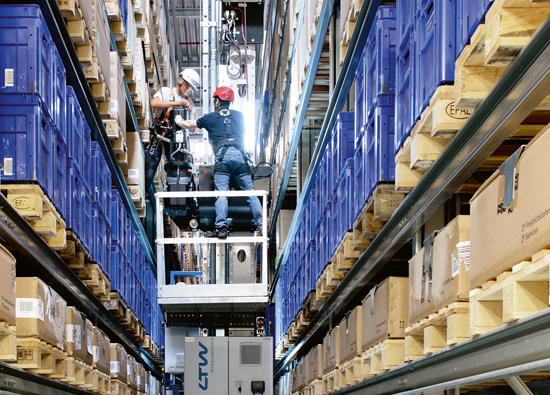 Maintenance job: LTW service technical and ZF maintenance engineer work together hand in hand at the stacker crane